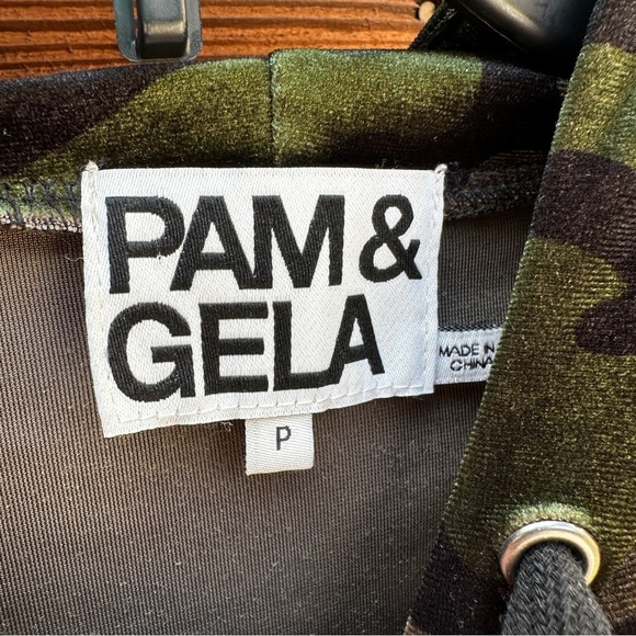 Pam & Gela cropped camo hoodie - Picture 5 of 8